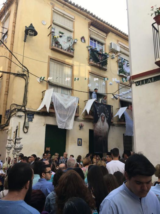 La cofradía del Rocío celebra estos días las vísperas de la solemnidad de Pentecostés y lo ha hecho este sábado con una procesión que ha comenzado a las 18.30 horas desde la casa hermandad