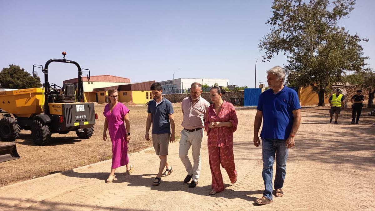 El consejero de Presidencia, José Díez, y la alcaldesa, Carolina Almiñana, durante la visita a las obras del polideportivo.