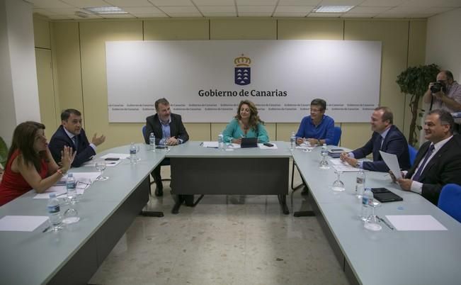 19/04/2017 POLÍTICA  reunión de la consejera de empleo Cristina Valido con los alcaldes de Santa Cruz  san cristobal de la laguna  Las palmas de gran Canaria y Telde  G4 para  incentivar el empleo y trabajo entre los parados de larga duración de esas cuatro ciudades