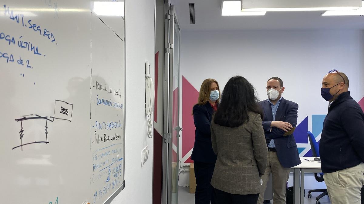 Rosa Sánchez en las nuevas oficinas de la Unidad de Creación de Empresas Málaga Emprende