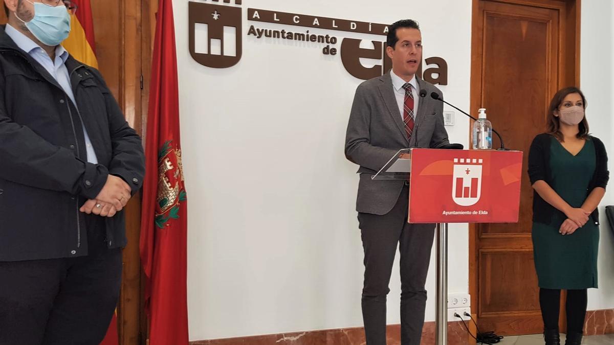 El alcalde anunciando el plan de empleo junto a los concejales Jesús Sellés y Silvia Ibáñez.