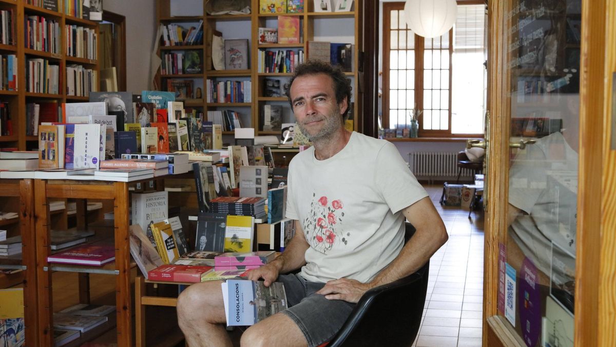 Verkauft natürlich auch sein eigenes Buch „Consolacions“: Miquel Serra im Laden Espirafocs.