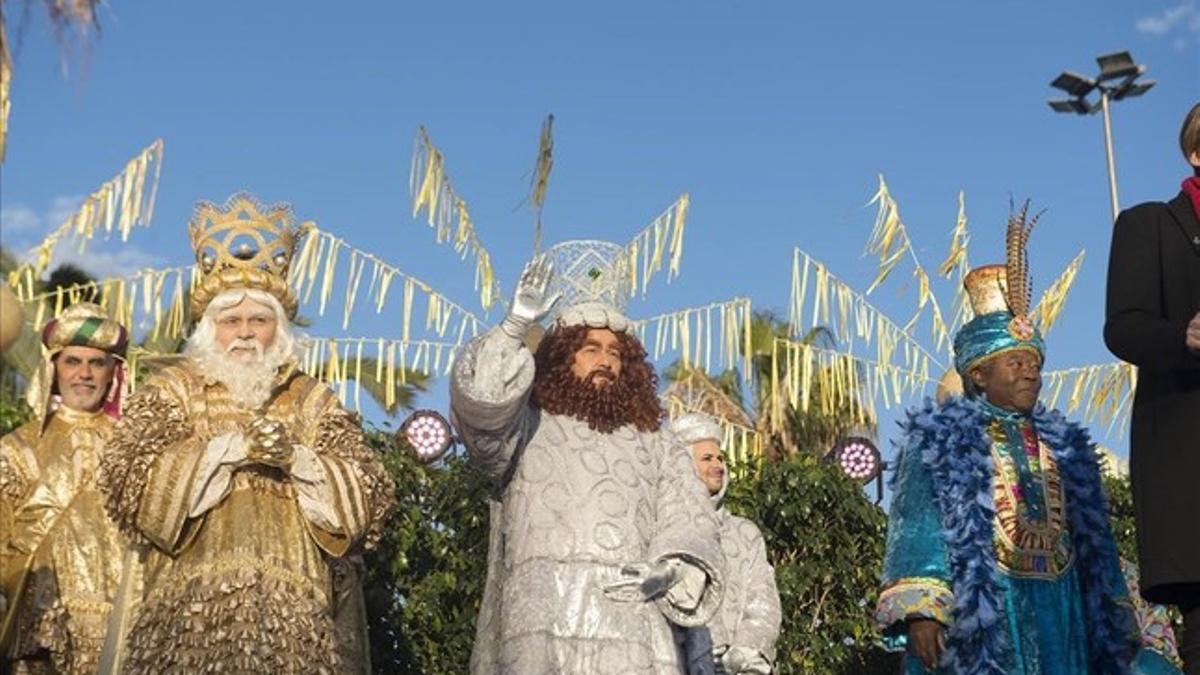 Melkchor, Gaspar y Baltasar saludan a los barceloneses tras atracar con su pailebote en el Moll de la Fusta.