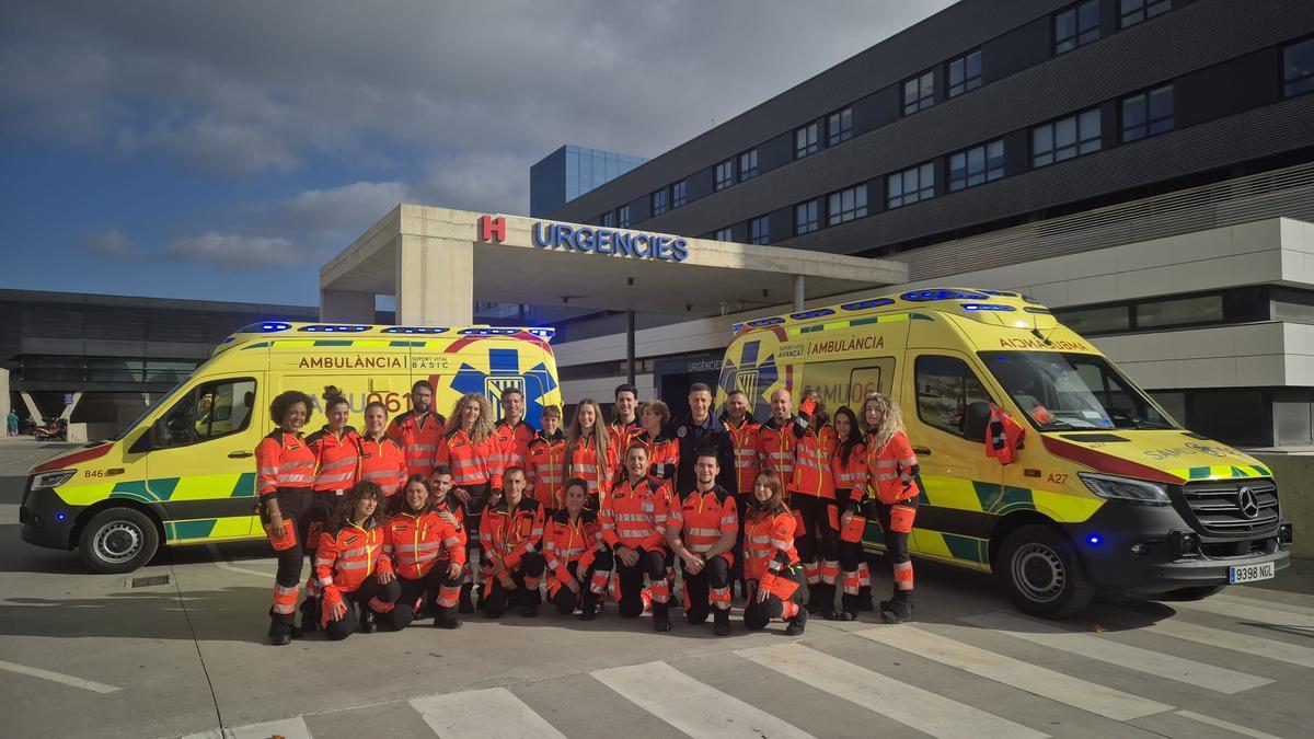 Sanitarios y técnicos posan junto a las nuevas ambulancias
