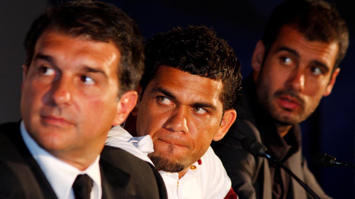 Laporta, Alves y Guardiola, durante la presentación del futbolista brasileño en 2008.