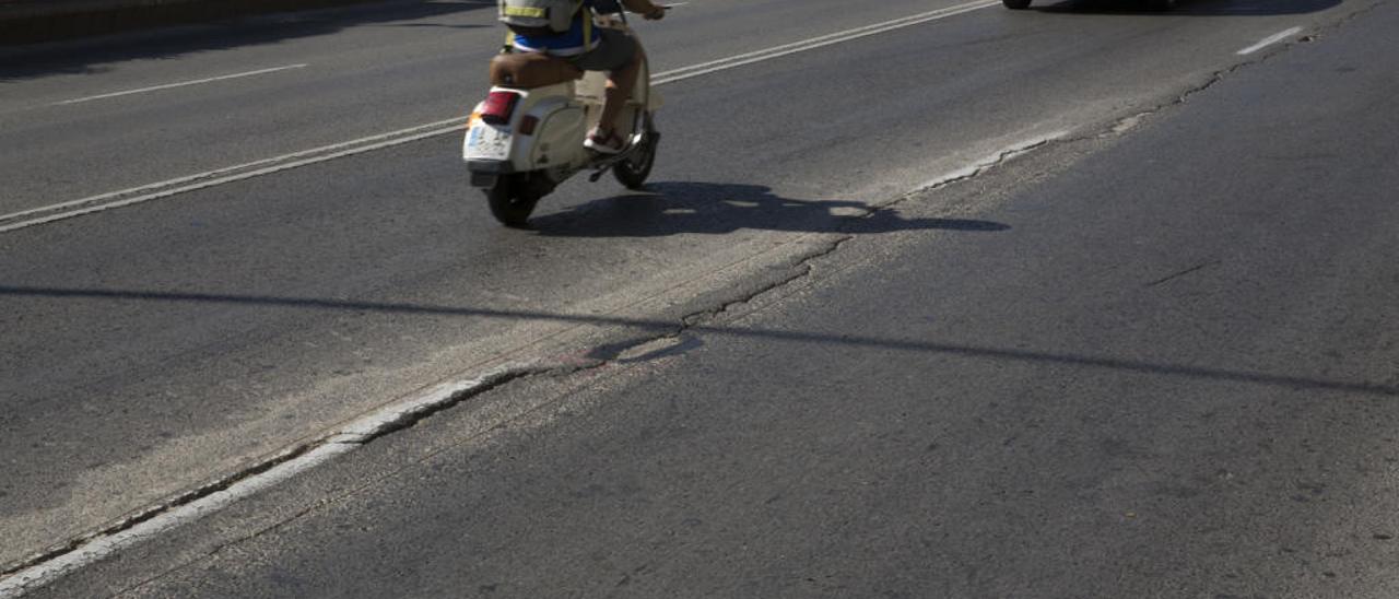 Estado que presenta el asfalto del paseo Mártires de la Libertad, en plena fachada litoral.