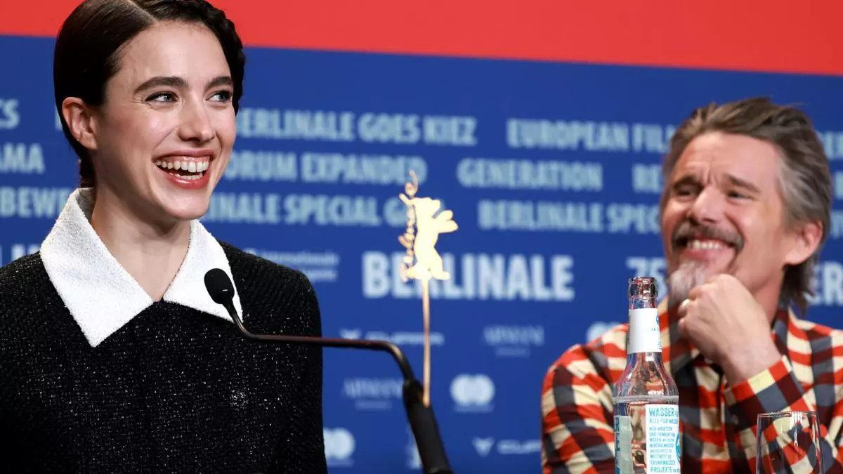 Margaret Qualley y Ethan Hawke, en la Berlinale.