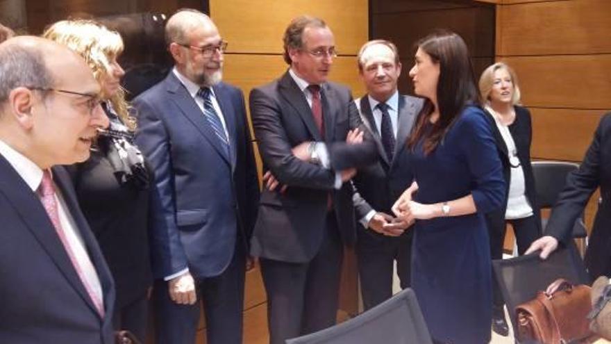 Carmen Montón conversa con el ministro de Sanidad, Alfonso Alonso, antes de empezar la reunión.