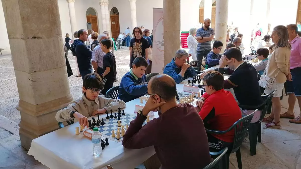 Toro mueve pieza y recupera el torneo de ajedrez de las fiestas