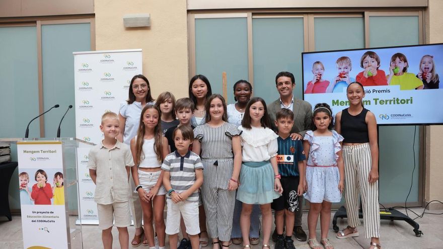 Dotze estudiants de Primària elaboren el calendari de fruites i verdures