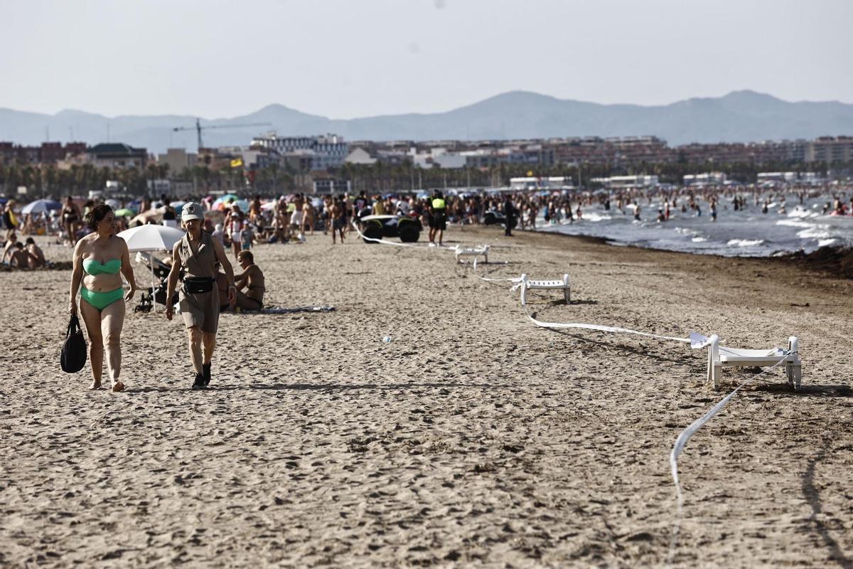 Una mancha de algas y basura obliga a cerrar la playa del Cabanyal