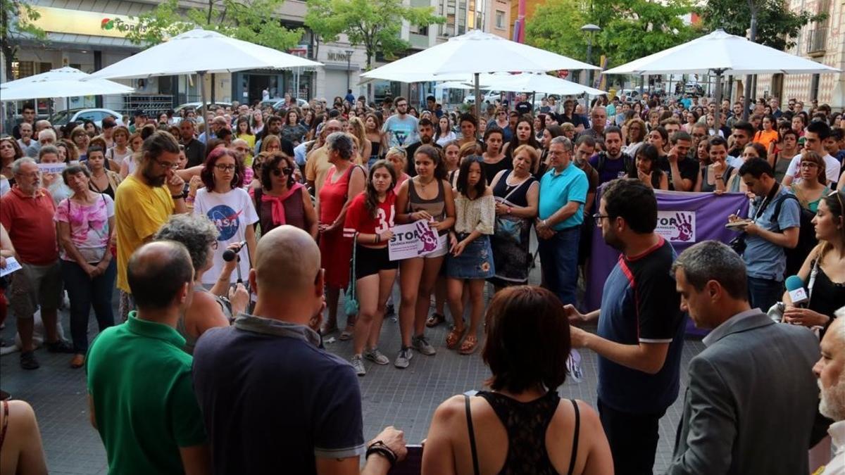 Manifestación frente al Ayuntamiento de Molins de Rei contra la violación de una chica a la salida de una discoteca del municipio