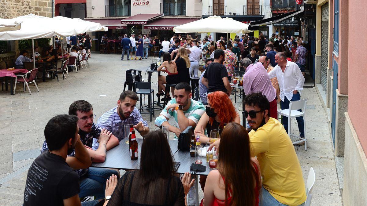 Zona de bares, en Plasencia, que tendrán dos horas más de apertura por el Martes Mayor.