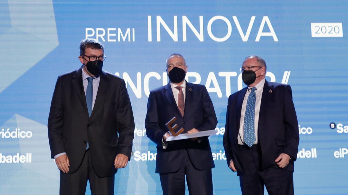 Lliurament dels premis: Innova –el premi recau en 3D Incubator, recullen el premi els Srs. Pere Navarro, Delegat Especial Govern Consorci Zona Franca, Jordi William Carnes, President Leitat i José Luis Bonet, President Cambra Comerç Espanya - lliuren el premi l’Ilm. Jaume Collboni, Primer Tinent Alcalde Ajuntament de Barcelona i el Sr. Sergi Guillot, Director General de Prensa Ibérica