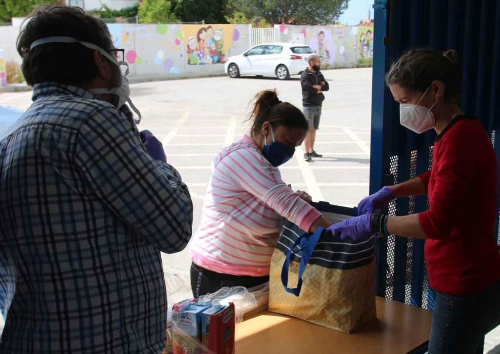 Reparto solidario de comida en los Asperones