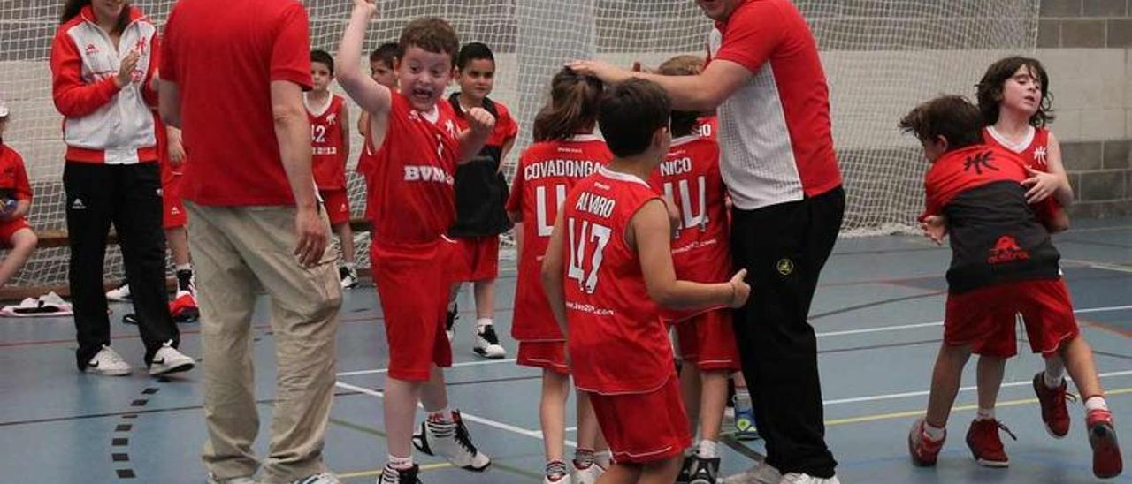 Miembros del Baloncesto Villa de Mieres celebrando un triunfo.