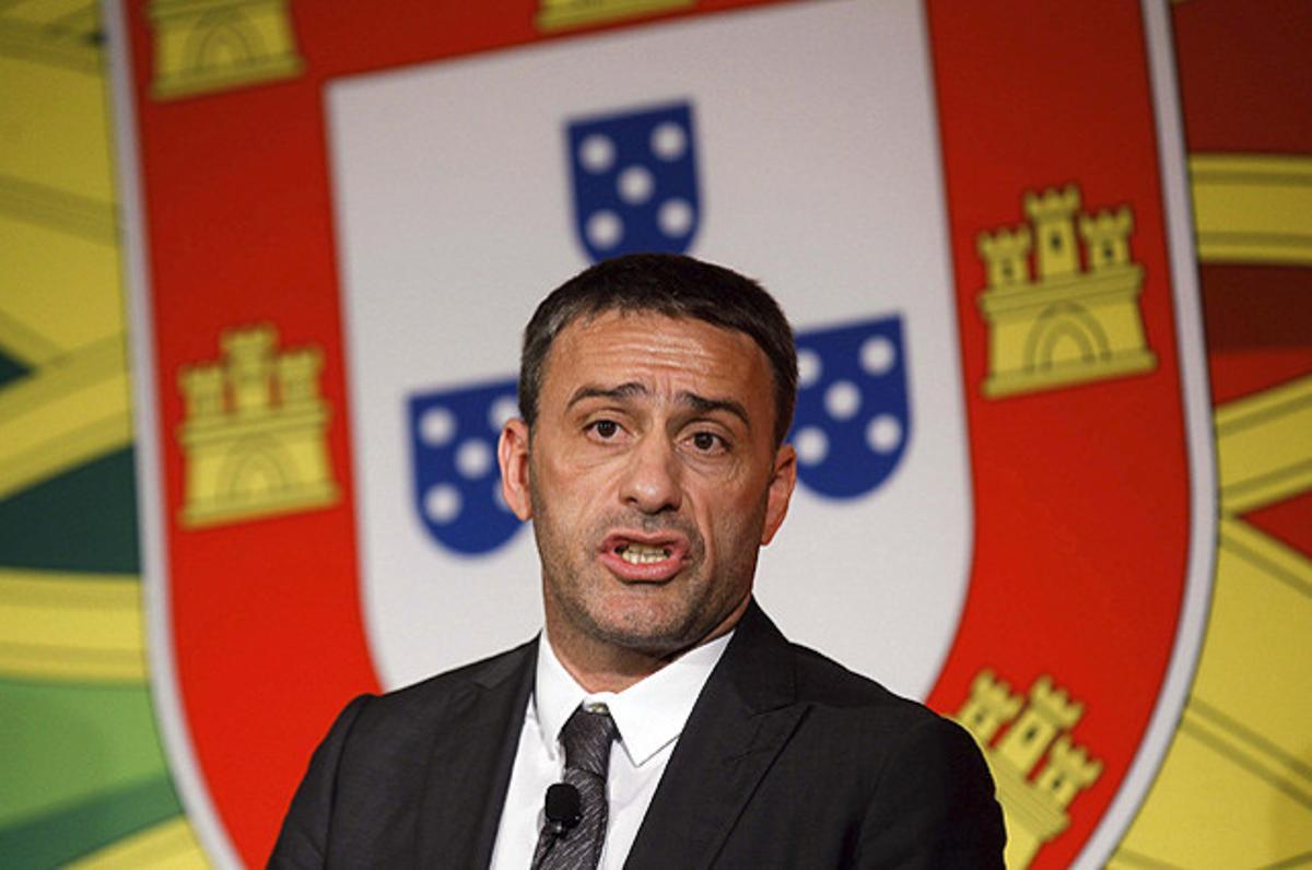 El seleccionador de futbol de Portugal, Paulo Bento, compareix en una roda de premsa a Lisboa, després de renovar fins al 2014, un mes abans de l’inici de l’Eurocopa.