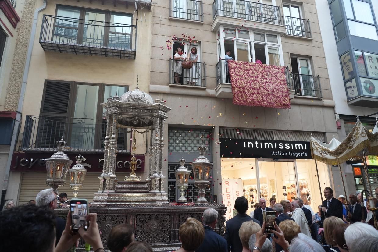 Castelló recibe con honores al Santísimo en la procesión del Corpus Christi