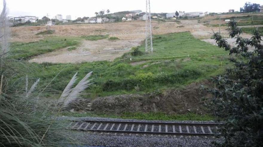 Vías del ferrocarril propiedad de Adif situadas en uno de los límites del parque ofimático. / carlos pardellas