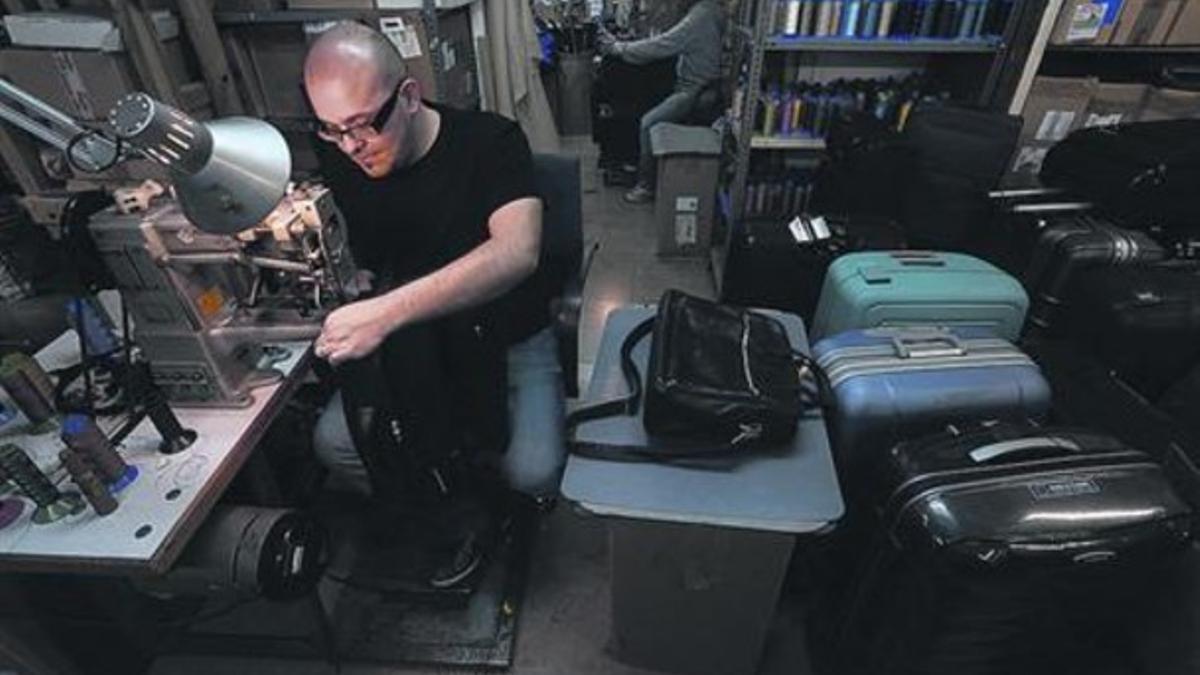 Precisión 8Un empleado repara una maleta en el taller de Ultra Rapit, en el barrio de Sant Gervasi.