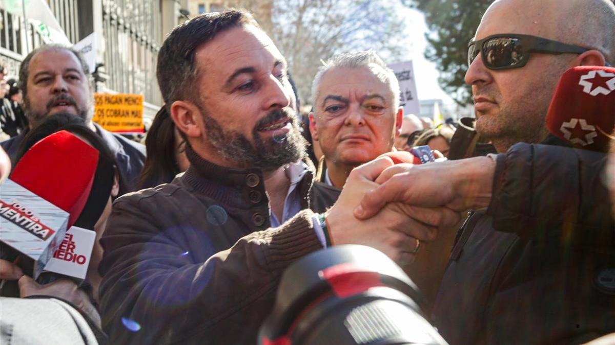 El presidente de Vox, Santiago Abascal, rodeado de reporteros y simpatizantes, en un acto el 5 de febrero en Madrid