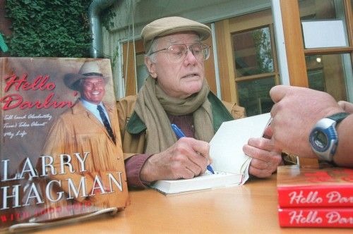 Larry Hagman firma un ejemplar de su libro "Hello Darlin" (2001)