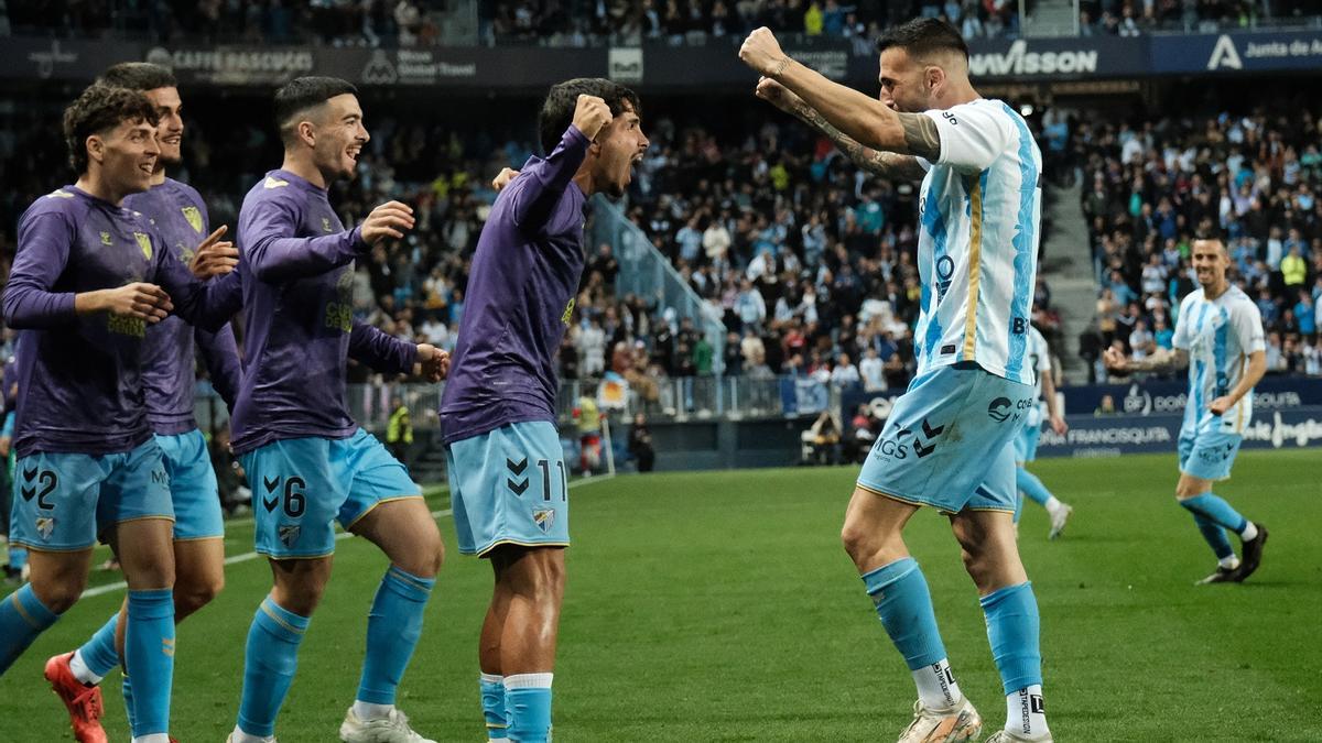 Dioni celebra con el resto del equipo su gol frente al Zaragoza en La Rosaleda.