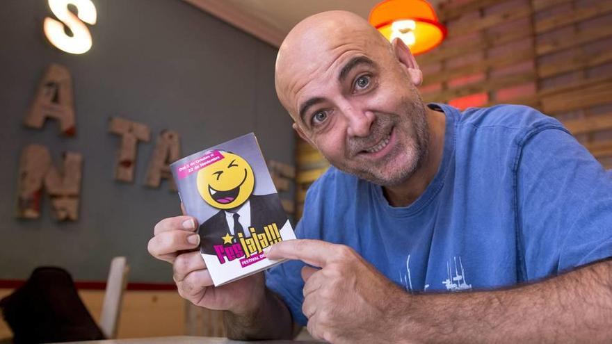 Riki López, músico y cómico que cumple dos décadas sobre los escenarios, sostiene un programa del FesJaJa.