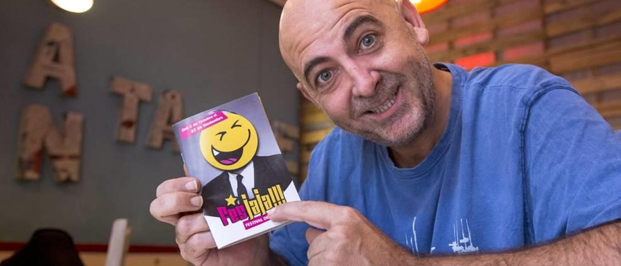 Riki López, músico y cómico que cumple dos décadas sobre los escenarios, sostiene un programa del FesJaJa.