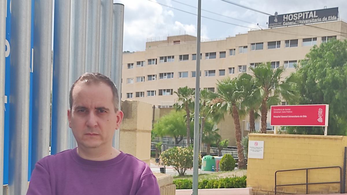 El paciente que ha promovido la recogida de firmas ante el Hospital de Elda