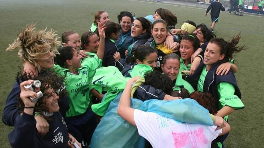 Las jugadoras del Olivo Novaxove se abrazan para festejar su título, ayer en el Monte da Mina.