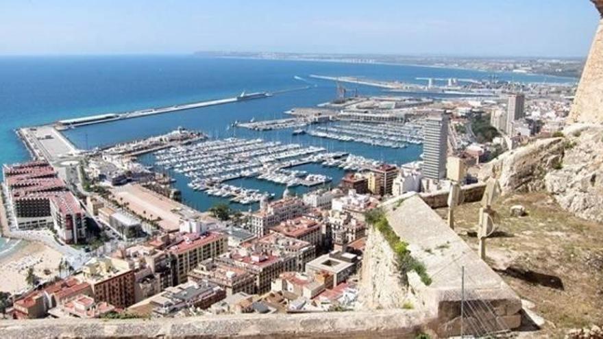 Vista del puerto de Alicante.