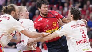Dani Dujshebaev, sujetado por tres jugadores daneses durante la semifinal del Mundial en Gdansk (Polonia).