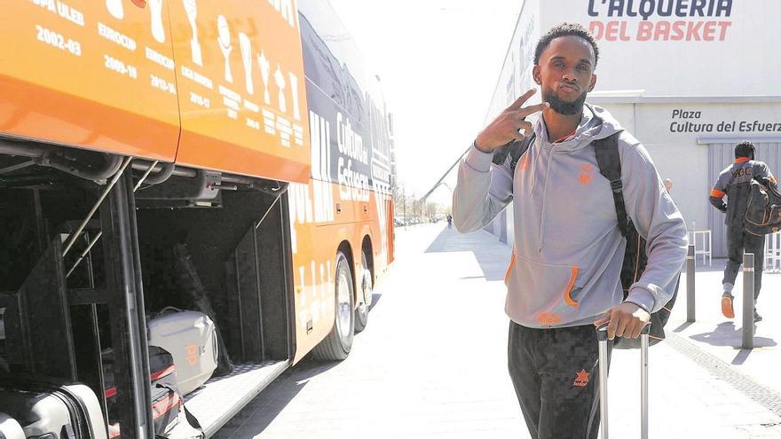 Jean Montero, ayer, hace el gesto de la victoria antes de subir al autobús camino del aeropuerto.