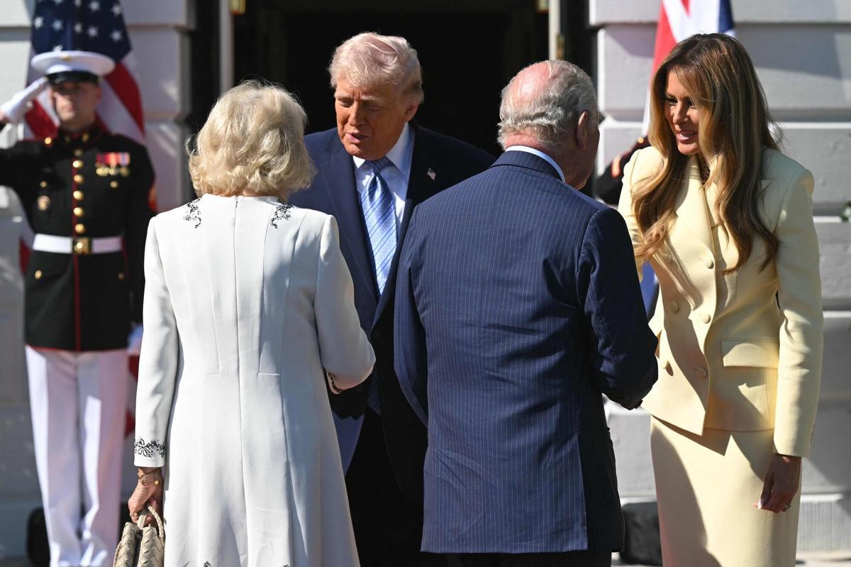 El presidente de Estados Unidos, Donald Trump, y la primera dama, Melania Trump saludan al rey Carlos III de Inglaterra y a la reina Camilla de Inglaterra