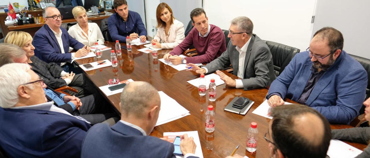 El conseller Rafael Climent tomó nota de las peticiones de la patronal y detalló todas las ayudas que ofrece la Conselleria.