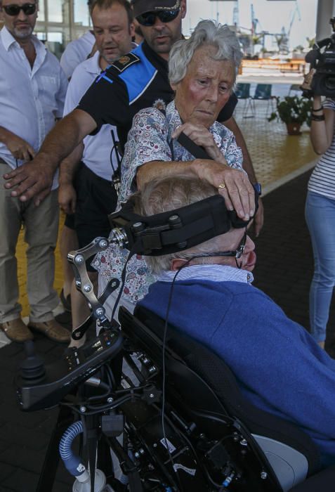 12/06/2016 CULTURA CIENCIA Llegada del físico Stephen Hawking al muelle de santa cruz en el crucero Britannia y  recibo por representantes del cabildo  puertos de tenerife y cámara de comercio para pasar un descanso en la isla y participar en el homenaje de STARMUS