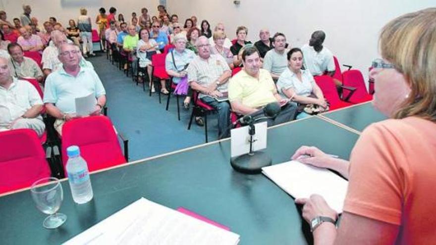 La Alcaldesa se dirige a los participantes en la reunión informativa, ayer, en la sala de conferencias de la Casa de Cultura.