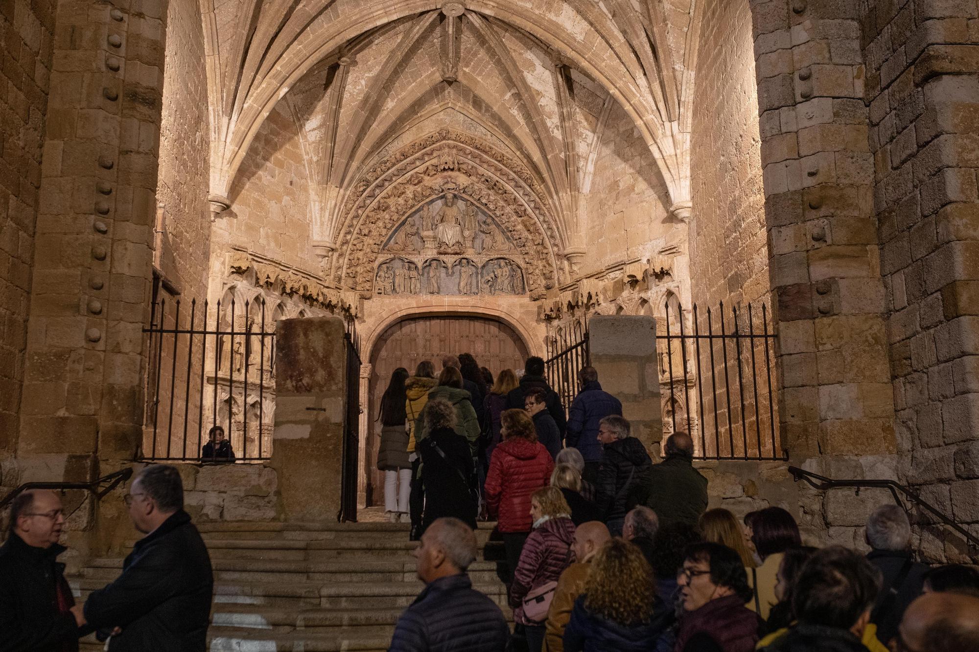 GALERÍA | Así brilla la iglesia de La Hiniesta brilla: concierto e iluminación, en imágenes