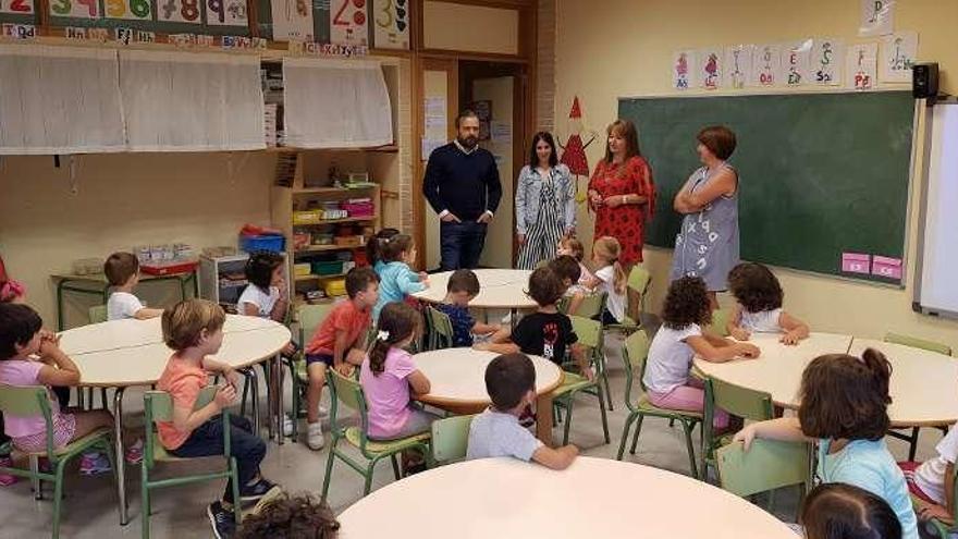 Cuíña y Peña visitando una de las aulas del colegio Manuel Rivero.