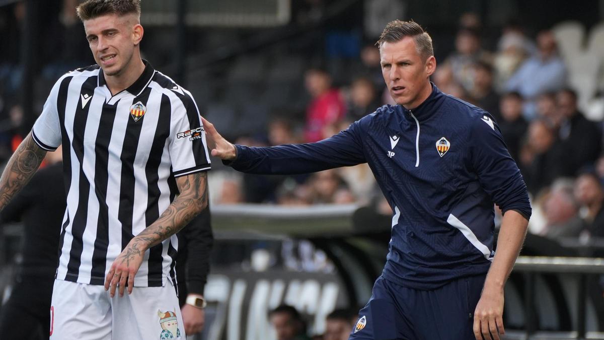Johan Plat junto a Raúl Sánchez, durante el Castellón-Eibar.