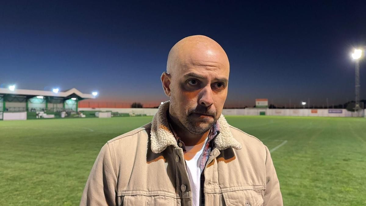 Luis Oliver, técnico blanquinegro, durante la comparecencia posterior al choque en Santa Amalia.