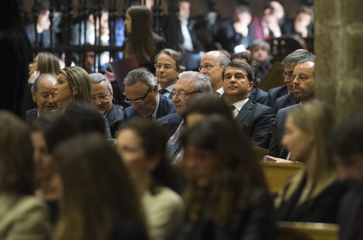 Els expresidents del Barça Josep Lluís Núñez, Joan Gaspar i Joan Laporta, en el funeral per Ttito Vilanova, aquest dilluns, a la catedral de Barcelona.