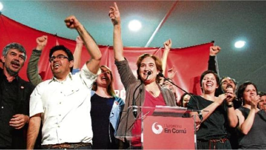 Ada Colau celebra la victòria anit a les eleccions a l&#039;Ajuntament de Barcelona amb els membres de la seva candidatura