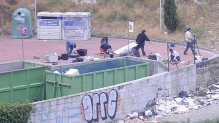 La oleada de robos diarios en los puntos limpios arrasa con todo el papel y  cartón - La Opinión de A Coruña