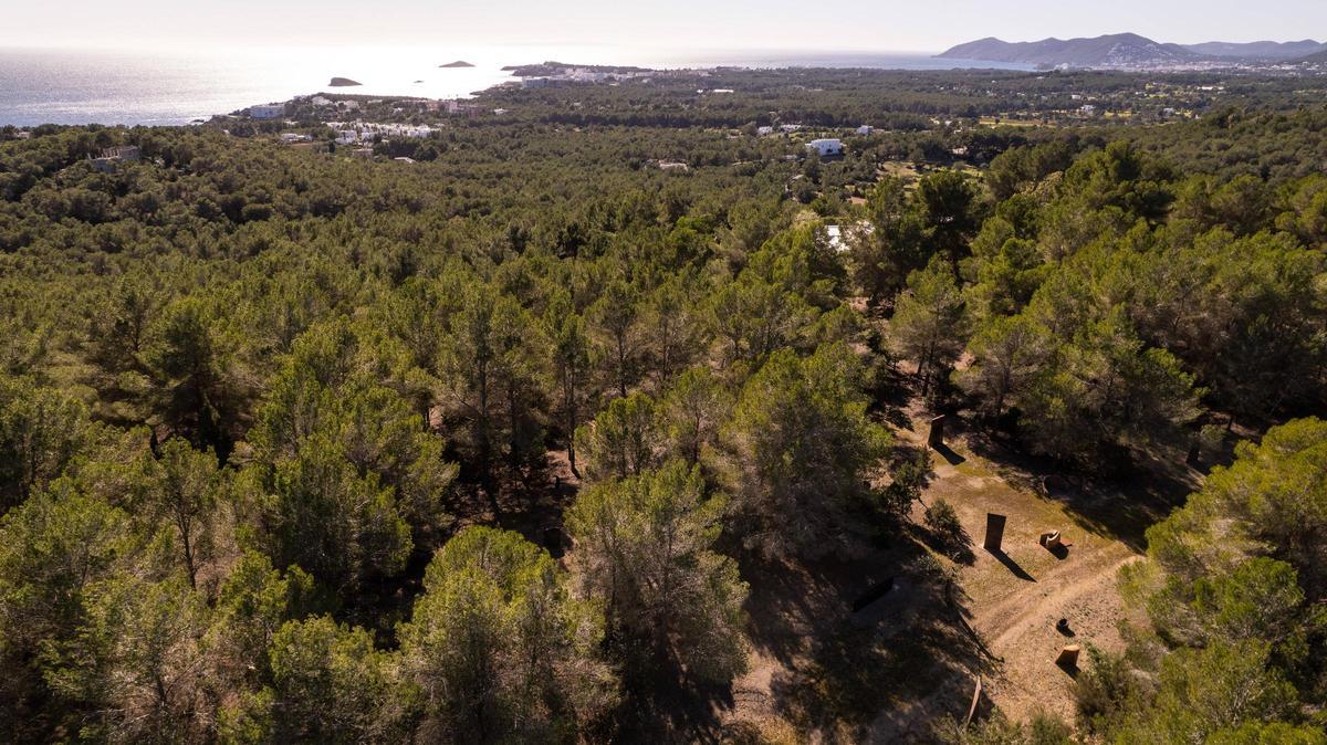 Vista aérea del monte de Sant Carles en el que se dispersan esculturas de hormigón coloreado de Franco Monti