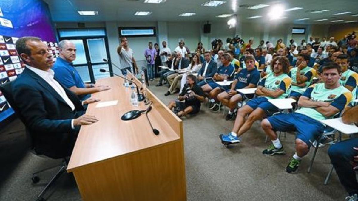 Rosell y Zubizarreta, ayer en la sala de prensa delante de Altimira, Roura, Puyol, Messi.