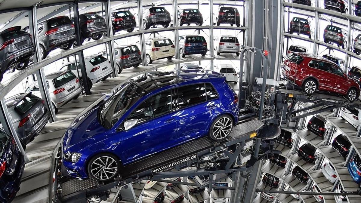lmacén inteligente de coches de Volkswagen en Wolfsburg.
