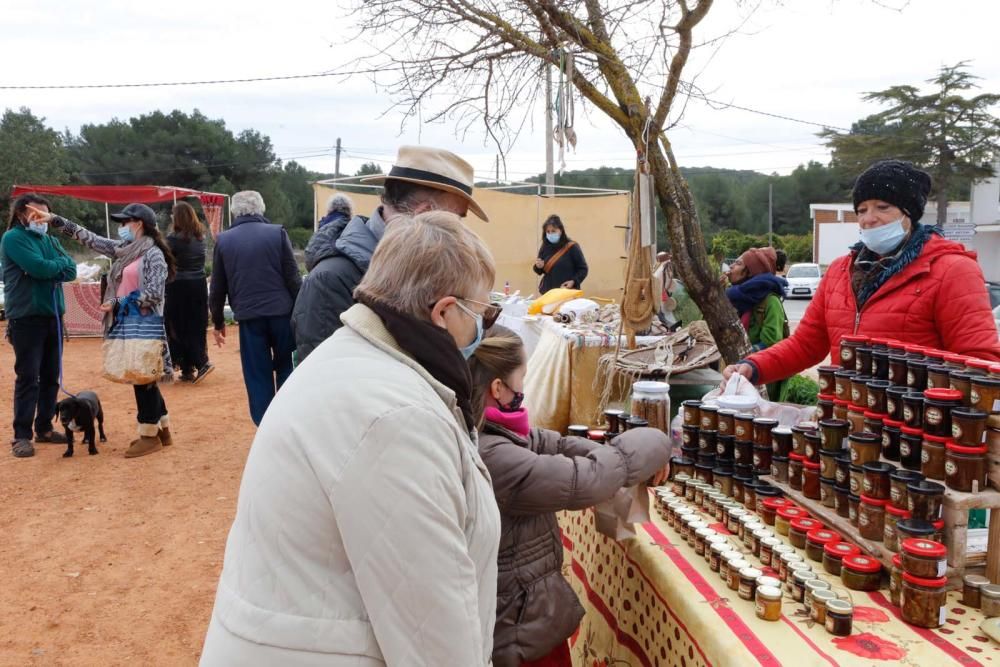 Cada sábado, una veintena de puestos de artesanía y de fruta y verdura se pone en marcha desde las 10 a las 16 horas