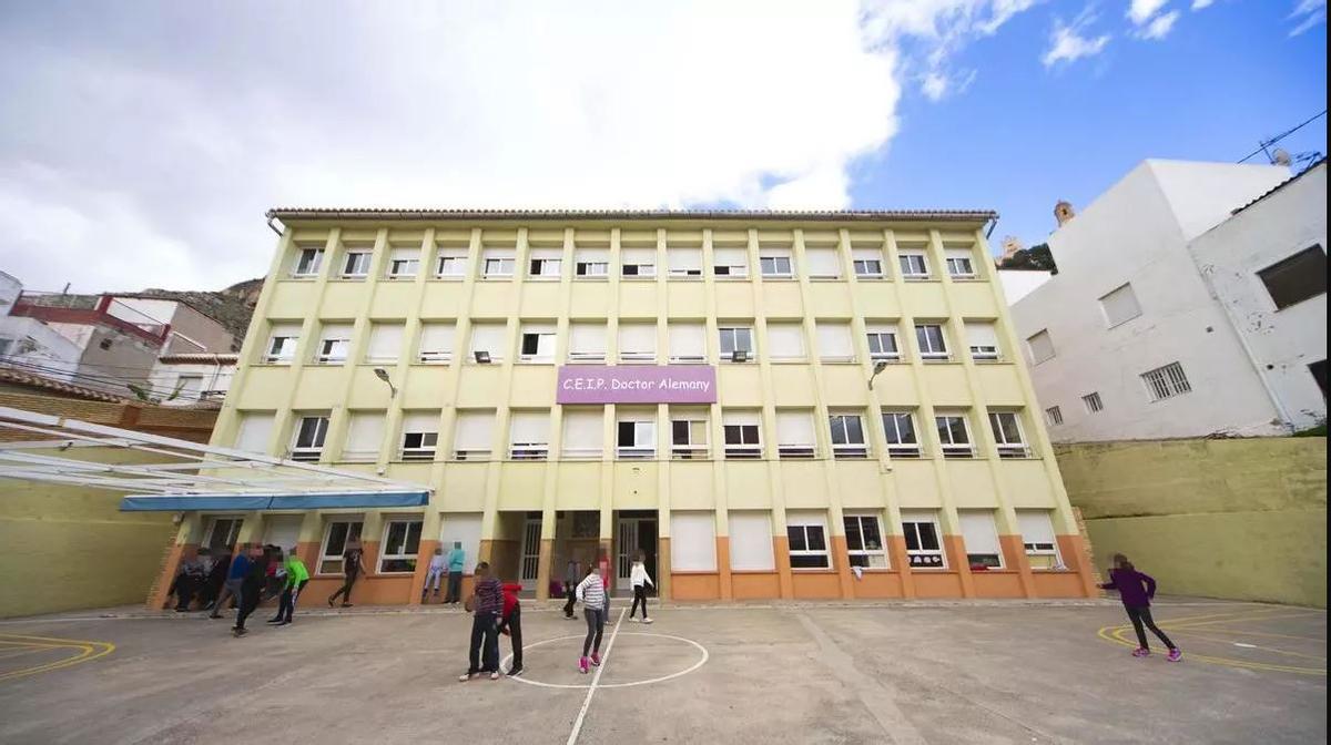 Área de recreo del colegio público Doctor Alemany de Cullera, en una imagen de archivo.